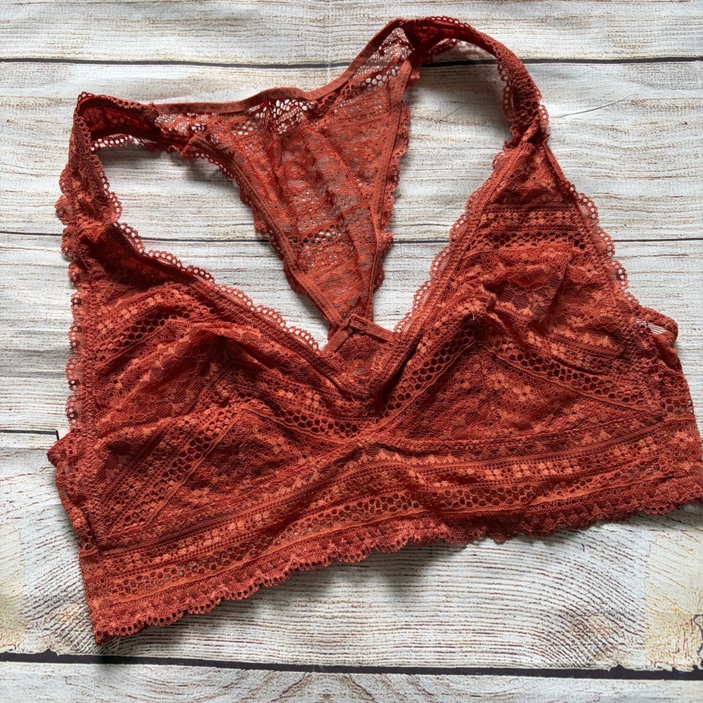 Victoria’s Secret Crochet Lace Racerback Bralette NWT Women’s Medium - Picture 2 of 4
